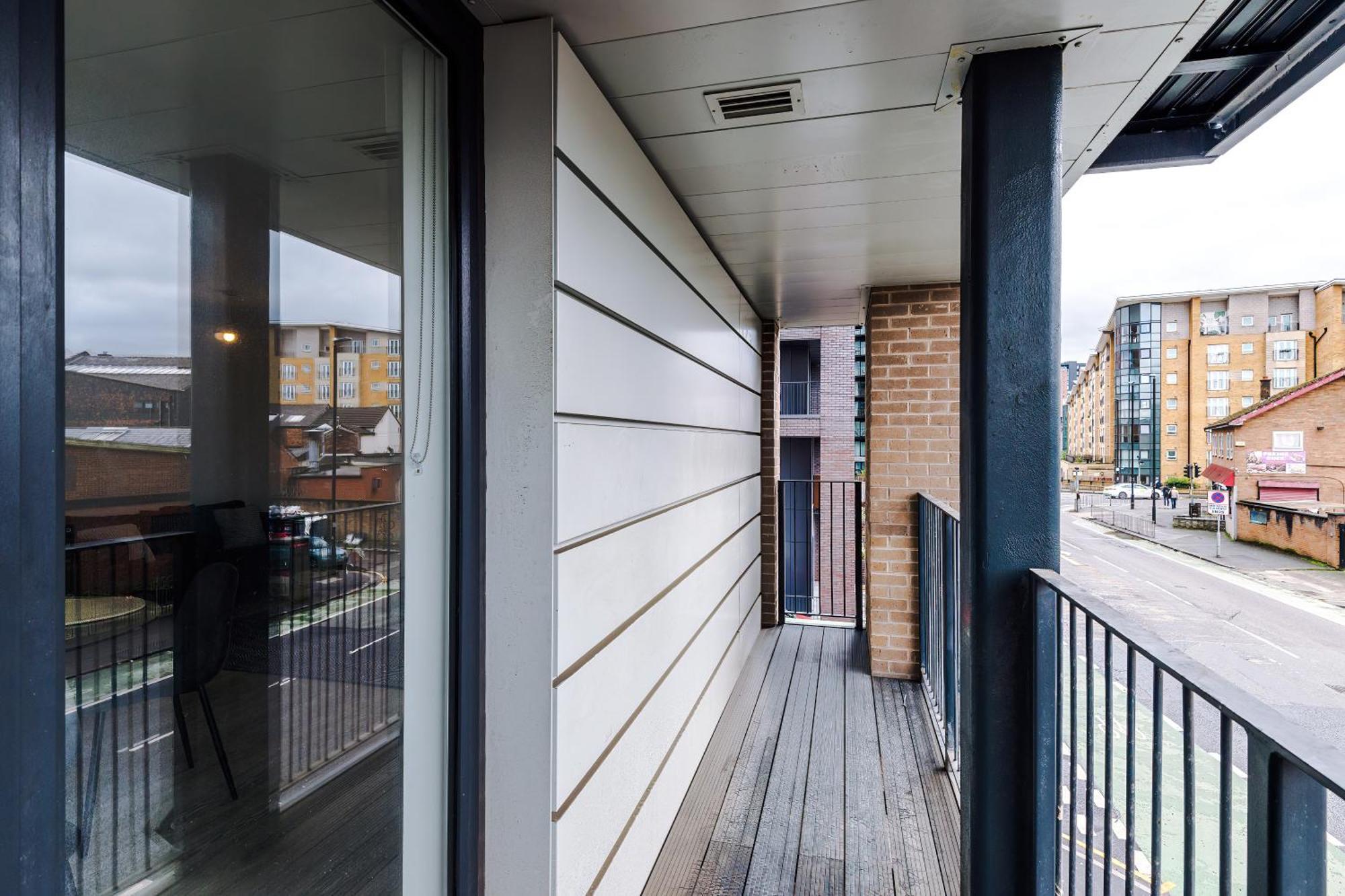 Modern 2 Bed Apartment With Balcony By Host A Home Manchester Dış mekan fotoğraf