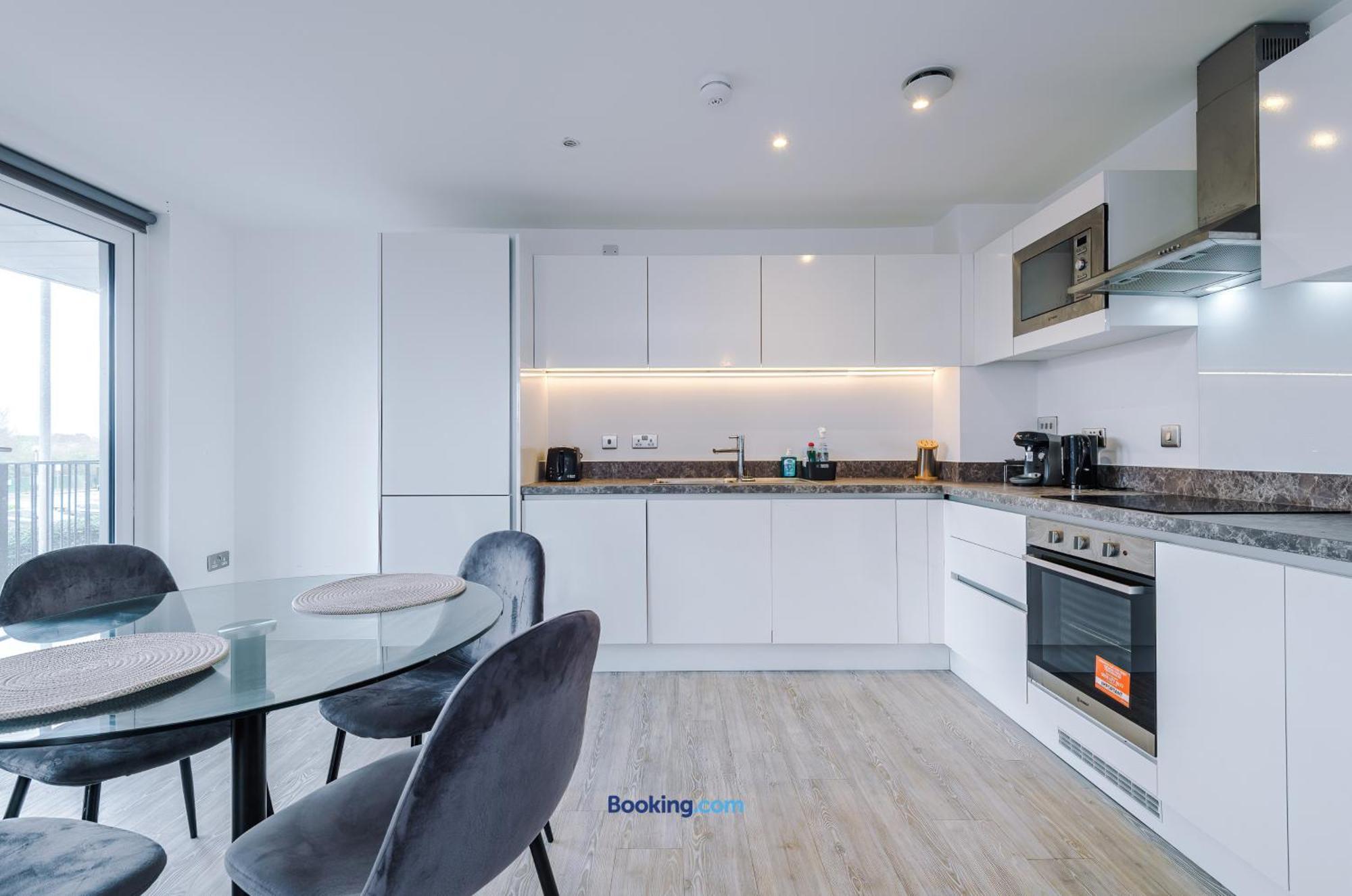 Modern 2 Bed Apartment With Balcony By Host A Home Manchester Dış mekan fotoğraf